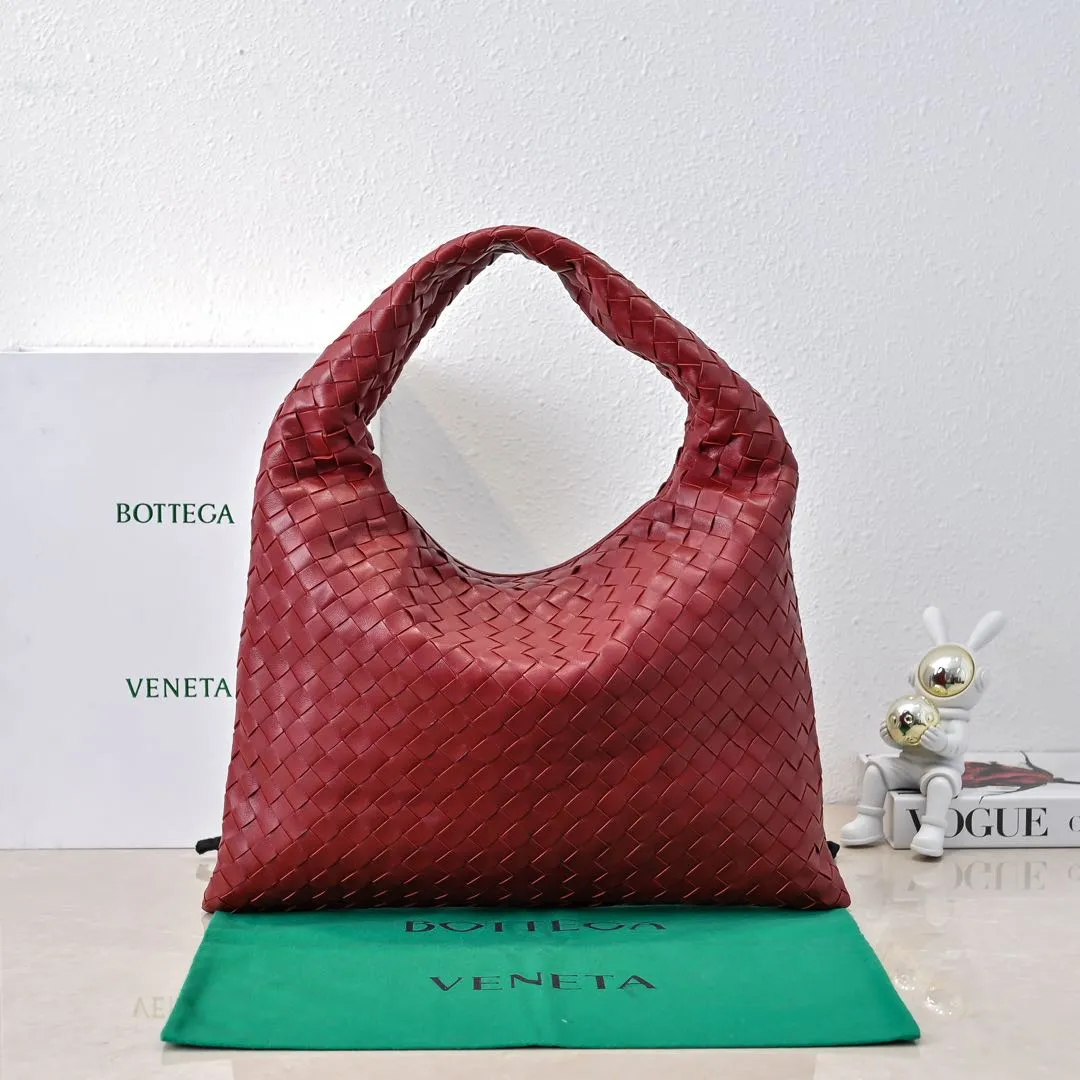 Batch 1960 #Bv new medium-sized HOP bag, the bag body and handles are made of a whole piece of woven leather. The bag body is soft and lazy. Hop symbolizes the praise of innovation and eternal craftsmanship [love]. The pyramid silhouette combines practicality and fashion. It is modern and casual, and the bag mouth is double-sided closed design, more convenient and safe! The cowhide texture also makes the bag more wear-resistant and durable. A must-have for fashionable ladies who like minimalism yet comfortable and casual! Size: 46x21x10cm Model: 6262